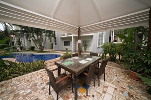 Outdoor dining - All About Location! Perfect, Well Equipped Condo 300 Yards From Beach, 2 Pools (Tamarindo)