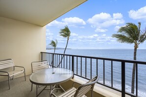 Outdoor dining - Oceanfront 5th-Floor Condo – Lanai, A/C, Island Views & Beach Access (Kihei)