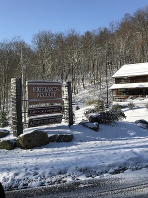 Property grounds - 7 SPRINGS RESORT! Stay 3 nts get 1 nt free! You’ll love it here! 3bd-3ba loft. (Champion)