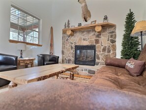 Smart TV, caminetto, Netflix, lettore DVD