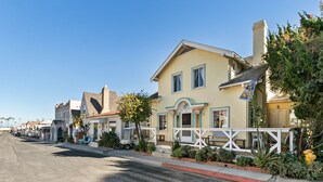 Unclassified image, 5 of 36, button - 358D: Large Comfortable Family Home, 3 Blocks to Beach & Shops (Avalon)