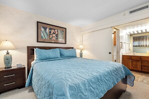 1 bedroom, iron/ironing board, WiFi - Oceanfront 4th-Floor Condo – Lanai, A/C, Full Kitchen & Sunset Views (Kihei)