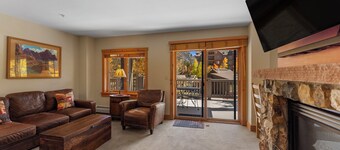 Huge Wraparound Balcony w/Beautiful Views, King Bed, Walk to Lifts, Views