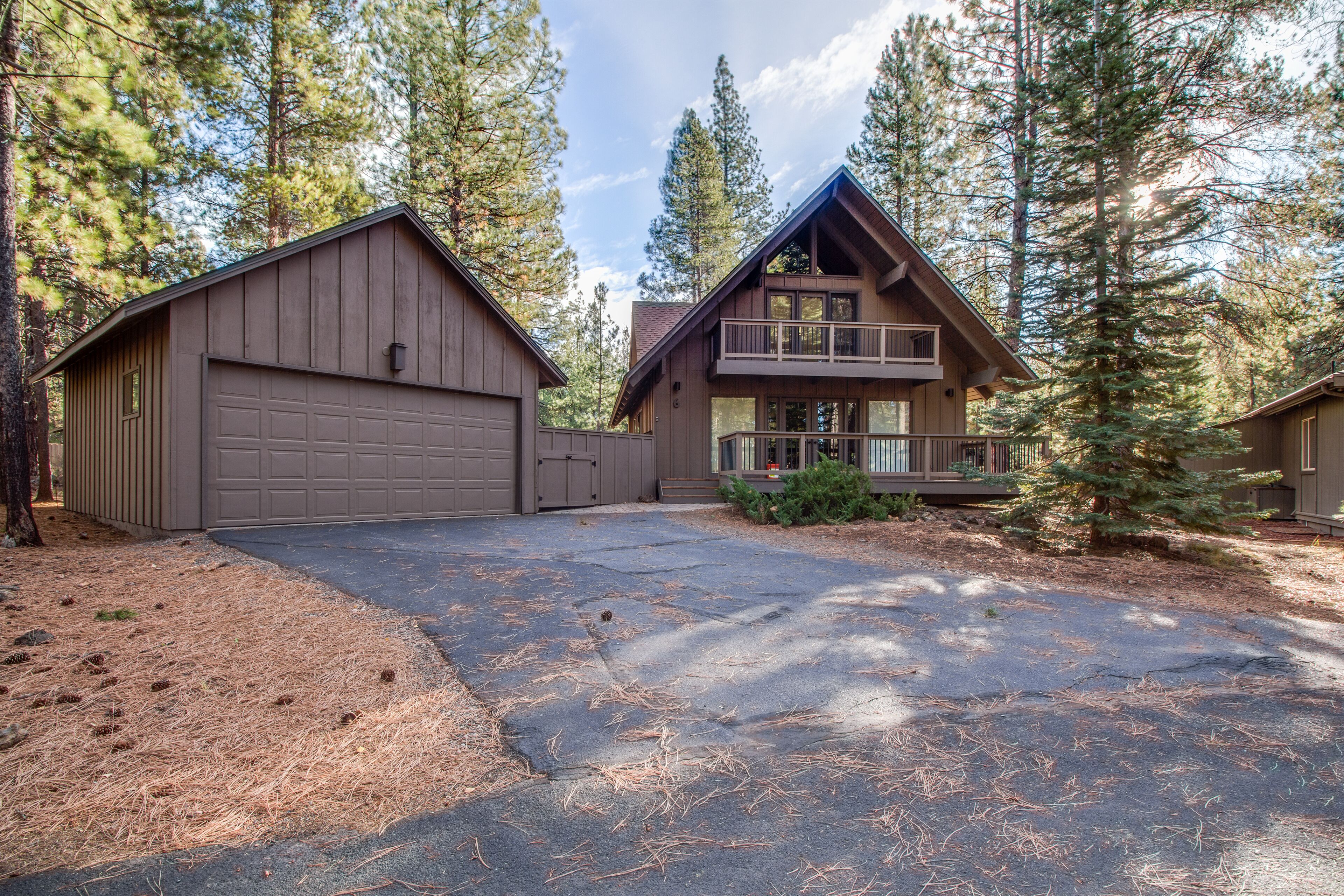 3 Bedroom Chalet Home at South End of Sunriver, Short Walk to Village- GRIZ06