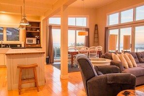 TV, DVD player - The Sand Castle -oceanfront home with amazing view (Cloverdale)