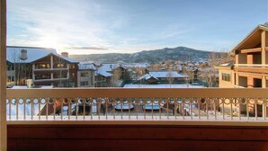 Ein Balkon mit Blick auf eine Stadt und Berge.