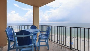 Ein Balkon mit Blick auf Strand und Meer.