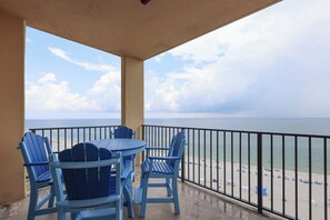 Outdoor dining - 🏖Phoenix V 1202 Beautiful 1-bedroom condominium that sleeps 6!🌊 (Orange Beach)