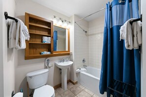 Combined shower/bathtub, hair dryer, towels