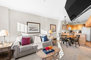 TV, fireplace, DVD player - 3 min Walk to Gondola, Private Balcony w/ Decrum Square & Mountain Views (Keystone)