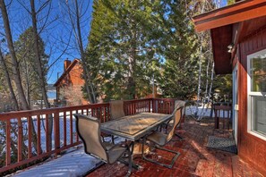 Outdoor dining - Eagle Point Retreat: Walk To Meadow Park! Single Story With Peek-A-Boo Lake Views! (Big Bear Lake)