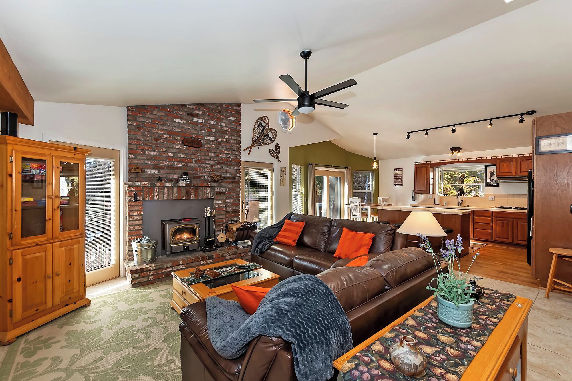 Een televisie en een open haard