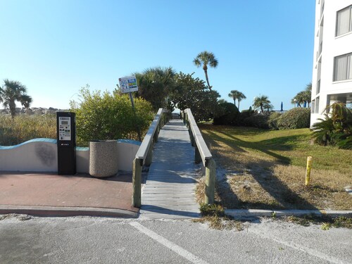  Nice Condo directly on St Pete beach, walk to  restaurants/night life. 