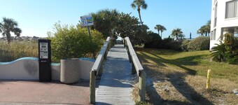  Nice Condo directly on St Pete beach, walk to  restaurants/night life. 