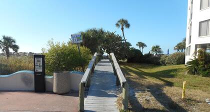 Nice Condo directly on St Pete beach, walk to restaurants/night life.