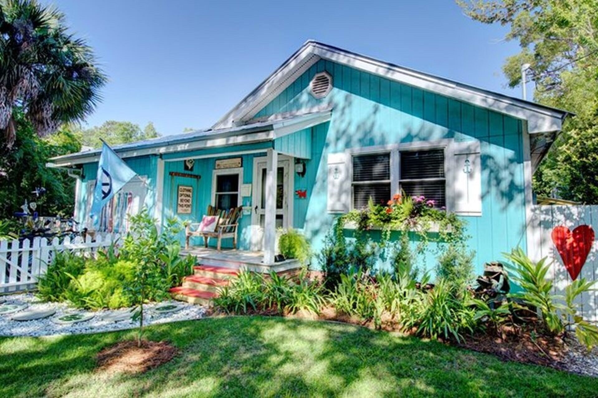 YOUR DREAM BEACH COTTAGE TO ESCAPE AND RELAX!  SHORT WALK TO BEACH.
