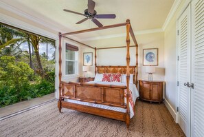 3 habitaciones, escritorio y tabla de planchar con plancha 