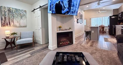 Trailside #1 Winter Fun Retreat~ Ski, Snowboard, Snowmobile, HotTub, Hiking