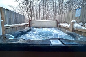 Outdoor spa tub - Trailside #1 Winter Fun Retreat~ Ski, Snowboard, Snowmobile, HotTub, Hiking (Wakefield)