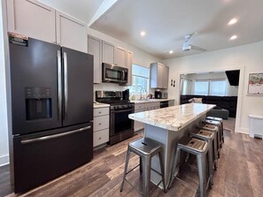 Fridge, microwave, oven, stovetop - Trailside #1 Winter Fun Retreat~ Ski, Snowboard, Snowmobile, HotTub, Hiking (Wakefield)