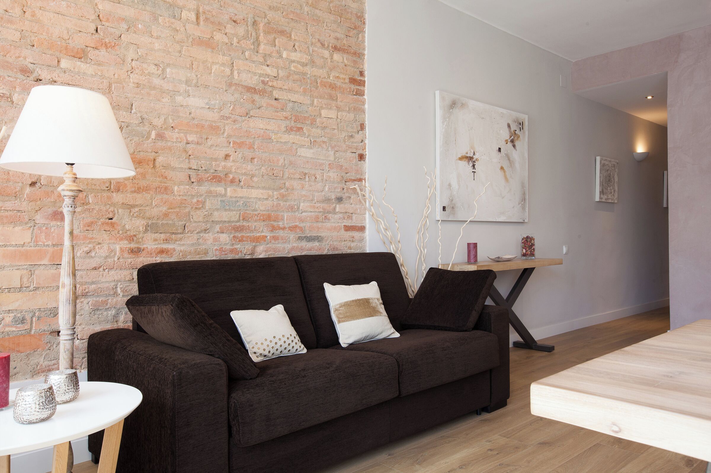 Una televisión, un reproductor de DVD, libros, un reproductor estéreo