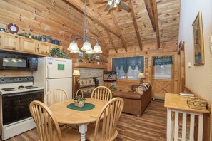 Fridge, microwave, oven, stovetop - ER65 - Eagles Point - Great location. Close to all the action! (Pigeon Forge)