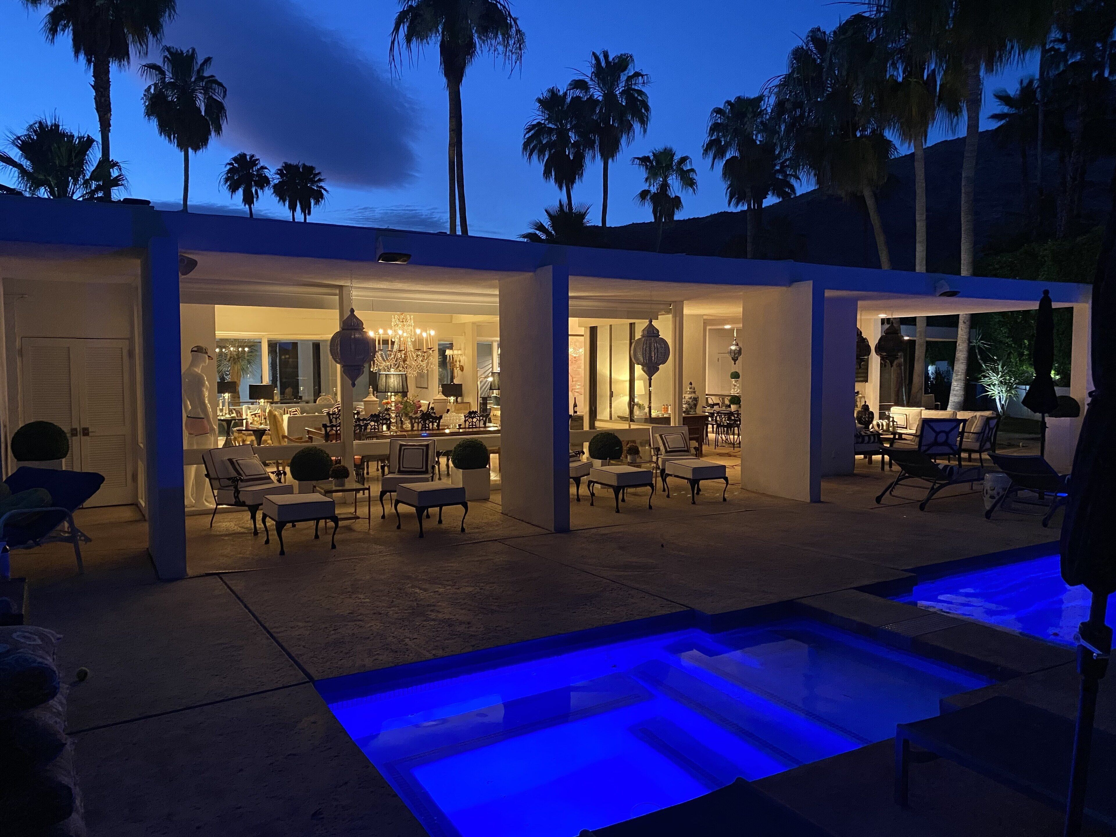 Utendørsbasseng og et oppvarmet basseng