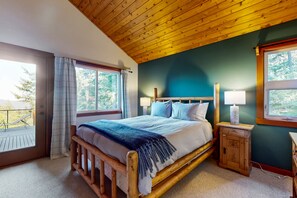 3 bedrooms, iron/ironing board, internet, bed sheets