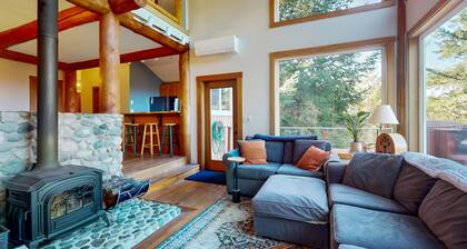 Beautiful, secluded home w/ bay views - watch the sunset from your deck