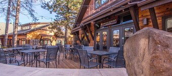 TUMA11 - An Entertainer's Dream, Pool Table, Shuffleboard, Hot Tub