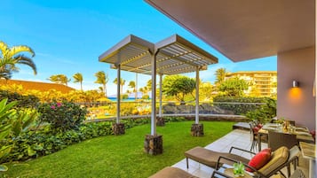 Outdoor BBQ kitchen at Honua Kai HKH-150 — Viking grill, stainless hood, and granite prep counter