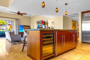 Una cocina moderna con una isla central, horno integrado y electrodomésticos de acero inoxidable.