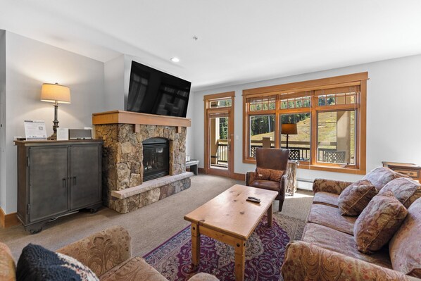 Fladskærms-tv, pejs, dvd-afspiller