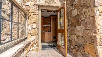 Een bad, een haardroger, handdoeken