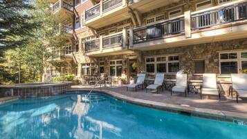 Een verwarmd zwembad