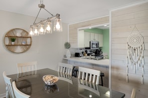 Dining - 🌴 Islander #107 “Good Vibrations” – Your Easy, Fun Beach Getaway! 🌊 (Destin)