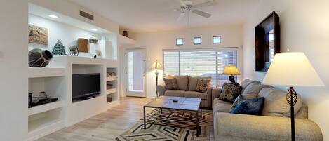 Fernseher, DVD-Player, Tischtennisplatte