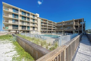 Property grounds - BEACH SIDE Condo! 2 Bedroom! GREAT Rates! (Gulf Shores)