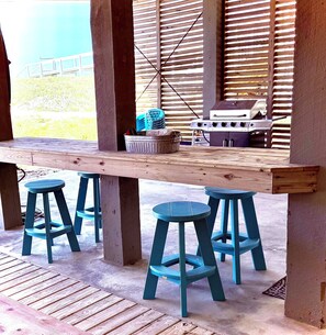 Outdoor dining - Beautiful House Directly On The Beach! Private house with fantastic views. (Gulf Shores)