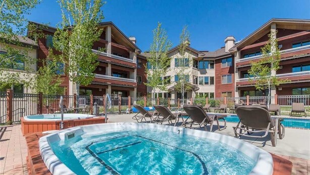 Ein Hotel mit Schwimmbad, Liegestühlen und Whirlpool.