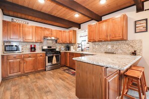 Jääkaappi, mikroaaltouuni, liesi, astianpesukone