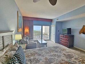 Een strijkplank/strijkijzer, internet, beddengoed