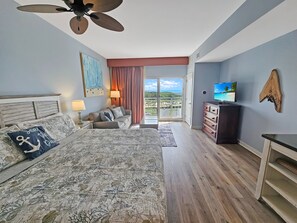 Een strijkplank/strijkijzer, internet, beddengoed