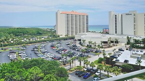 Un hôtel doté d’un parking, offrant une vue sur la plage, et composé d’un grand bâtiment portant l’inscription « Hilton ».