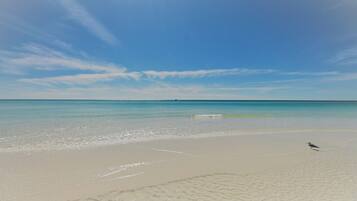 Una spiaggia nelle vicinanze