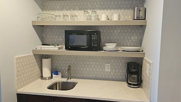 Cafetière-théière, réfrigérateur, four à micro-ondes, grille-pain