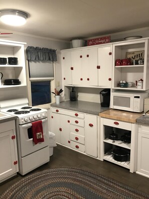 Fridge, microwave, oven, stovetop - Cozy Cabin (Leavenworth)