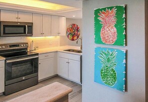 Geladeira, micro-ondas, fogão, cooktop