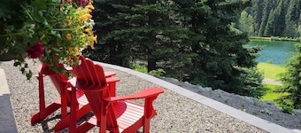 Suite d'une chambre donnant sur le parcours de golf, avec de belles vues sur la montagne