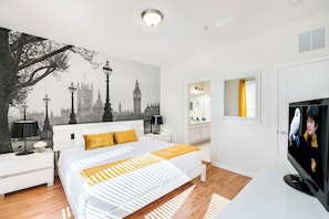 Embark on a journey right from the comfort of your bedroom where iconic landmarks and vibrant scenes bring the city to life. - 3BR Townhouse near Cay Lake & Epic Universe (Orlando)
